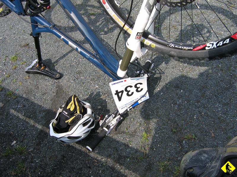 mtb 013.jpg - Zza chmur wychodzi słońce, a w Krakowie leje od samego rana. Hah to Ci jajo. Może będzie dobrze. Organizator głosi, że trasa jest trudna technicznie i że trzeba uważać na zjazdach. Chłopaki… nie prowokujcie mnie, proszę! Przecież po to tu przyjechałem!